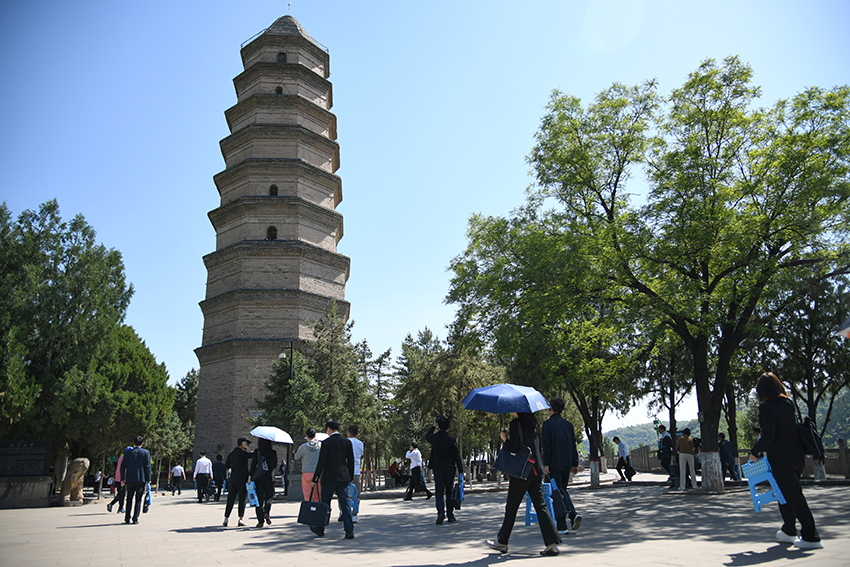 圖為2024年5月7日，游客在延安寶塔山參觀。 新華社記者 張博文 攝