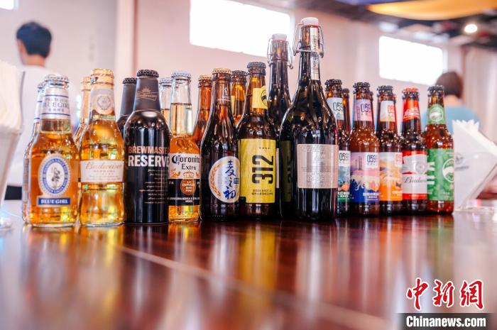 莆田基地主要生產全球旗艦品牌百威、科羅娜、貝克等啤酒，并生產雪津啤酒、雪山啤酒、藍妹啤酒等?！±钅宪?攝