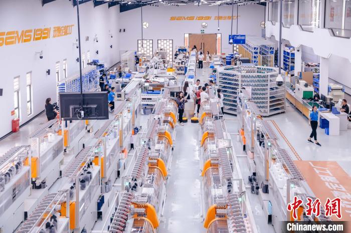 “高質(zhì)量發(fā)展調(diào)研行”主題采訪活動(dòng)來到福建莆田雙馳鞋業(yè)個(gè)性化定制示范工廠。　李南軒 攝