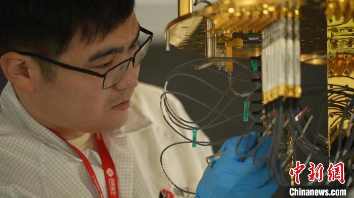 科研人員正在組裝超導(dǎo)量子計(jì)算機(jī)。