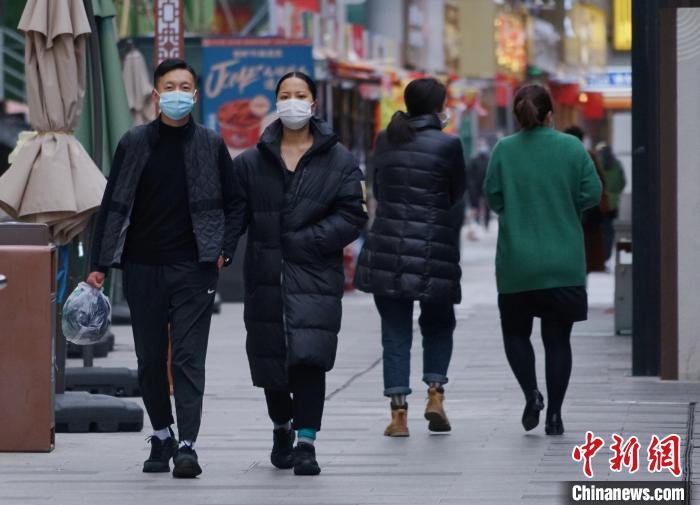 圖為市民穿羽絨服出行?！●R銘言 攝