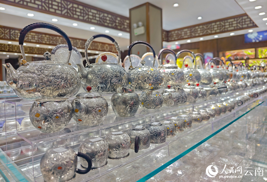 新華村一家銀器店里的各類銀器。人民網(wǎng)記者 符皓攝
