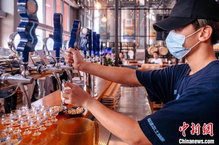 圖為百威雪津啤酒莆田基地工作人員正在打酒?！±钅宪?攝